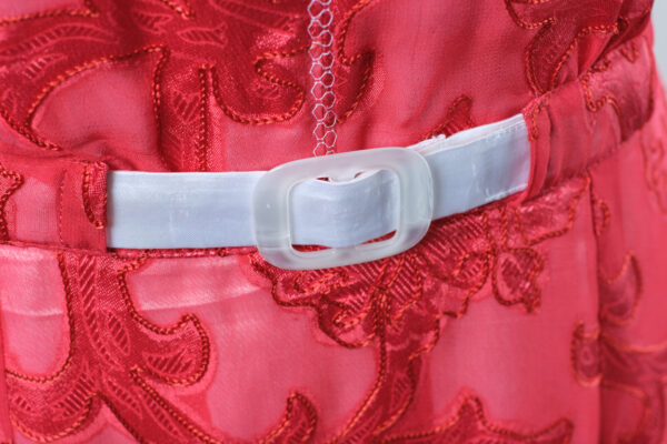 Sommerliches Kleid doppellagig, Unterkleid in weiss, Obere Lage in rotem durchscheinenden Jacquard, ohne Arme, Rundhalsausschnitt, Taillengürtel in Detailansicht