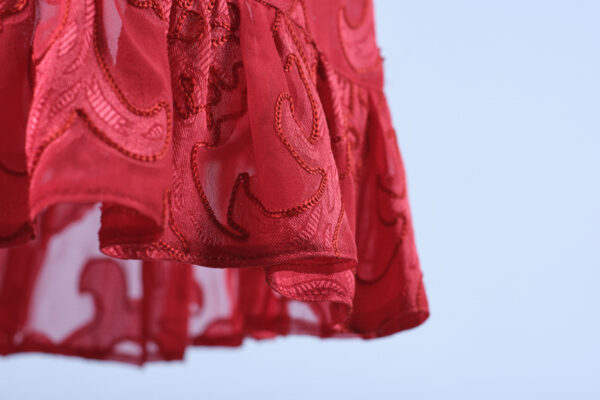 Sommerliches Kleid doppellagig, Unterkleid in weiss, Obere Lage in rotem durchscheinenden Jacquard, ohne Arme, Rundhalsausschnitt, Taillengürtel, Rüsche am Saum