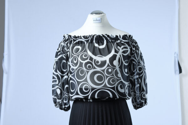 Carmenbluse taillenkurz in leicht durchsichtigem Chiffon in schwarz-weiss gemustert