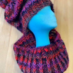 Mützenloop gestrickt mit Bommel in pink-lila meliert