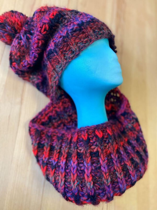 Mützenloop gestrickt mit Bommel in pink-lila meliert