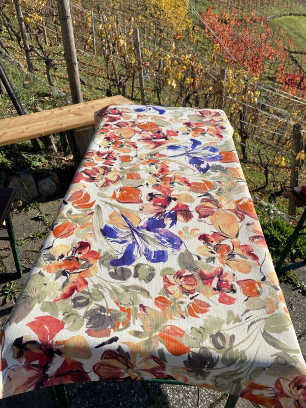 hier haben wir eine Tischdecke geblümt für den Outdoor Bereich, die Grösse ist individuell anpassbar
